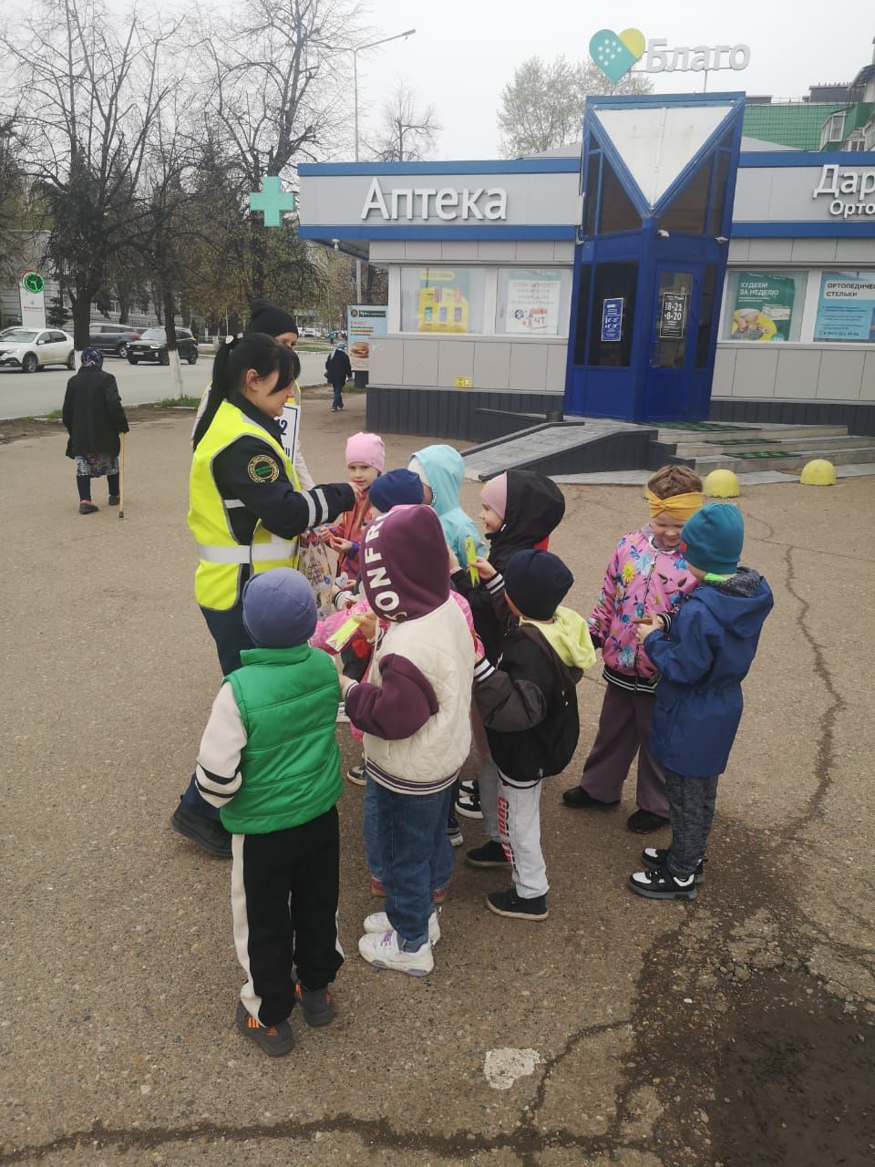 В Елабуге госавтоинспекторы и дошкольники провели акцию «Стань заметнее»