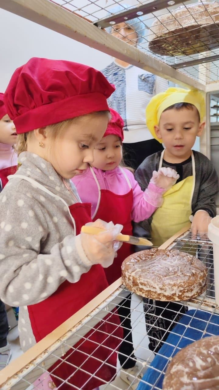 От теста до пряника: как воспитанники детсада «Улыбка» побывали на кондитерской фабрике