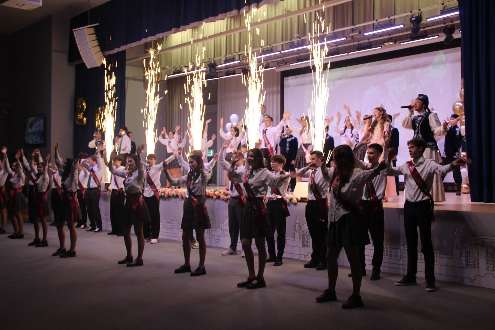 Последние звонки прозвенели для елабужских выпускников