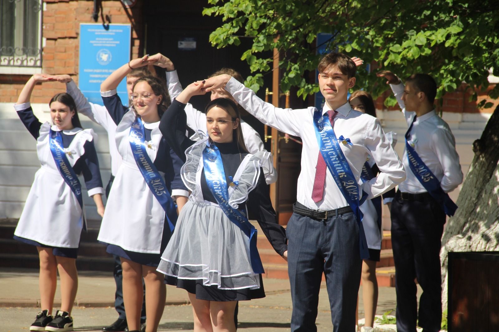 Последние звонки прозвенели для елабужских выпускников