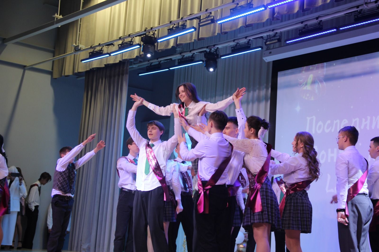 Последние звонки прозвенели для елабужских выпускников