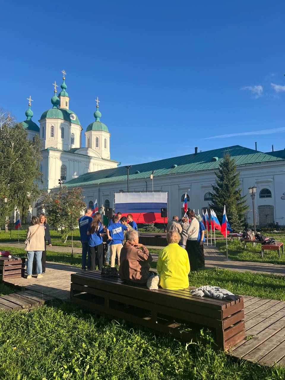 В Елабуге отпраздновали День Государственного флага Российской Федерации у Спасского собора