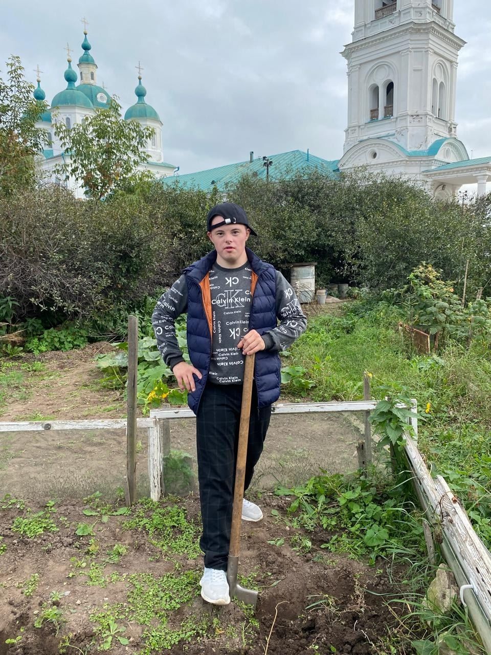 Волонтёры Елабуги помогли 95-летней труженице тыла с уборкой участка