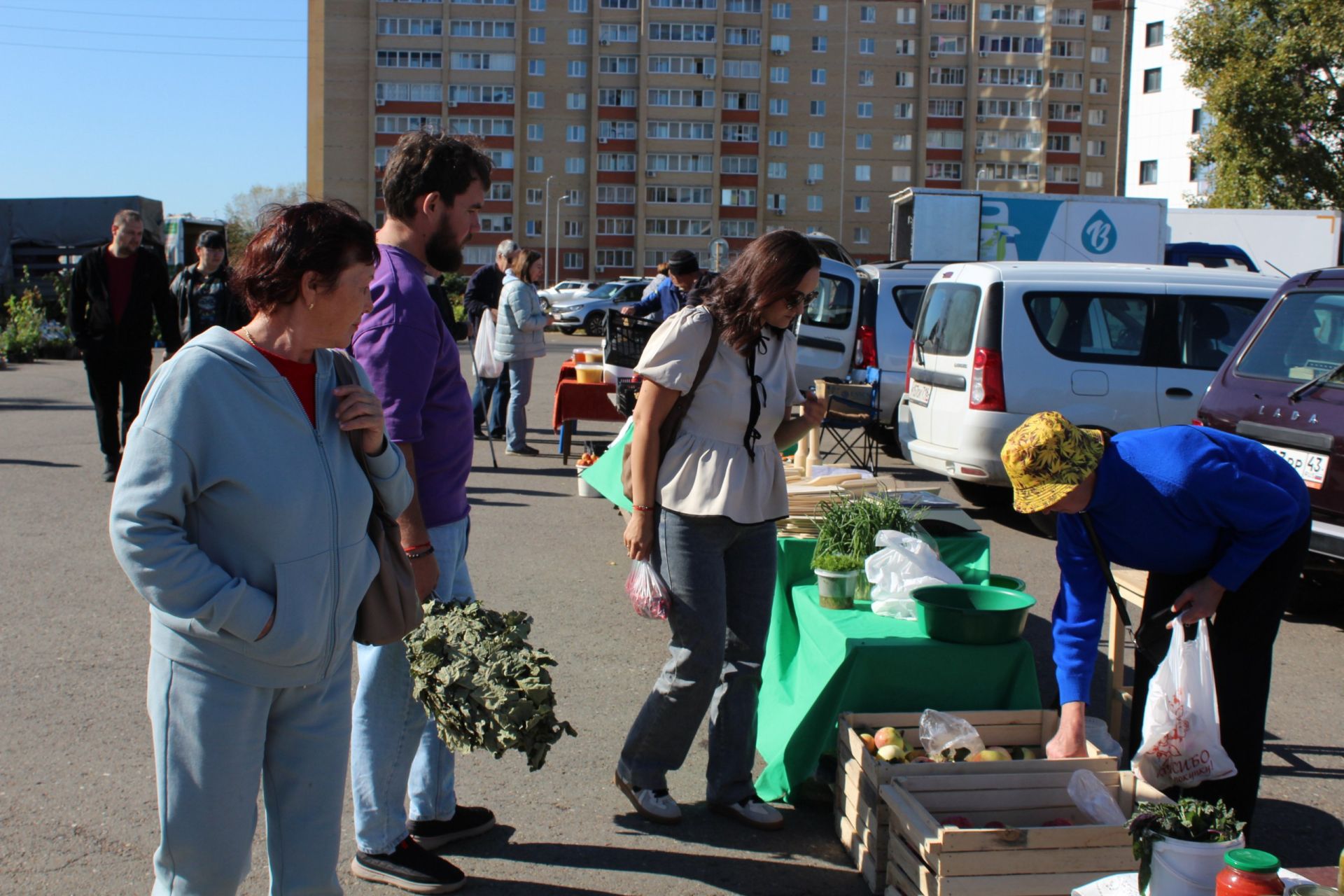 Мясо от 500 рублей, яблоки по 100: в Елабуге открылась сельхозярмарка