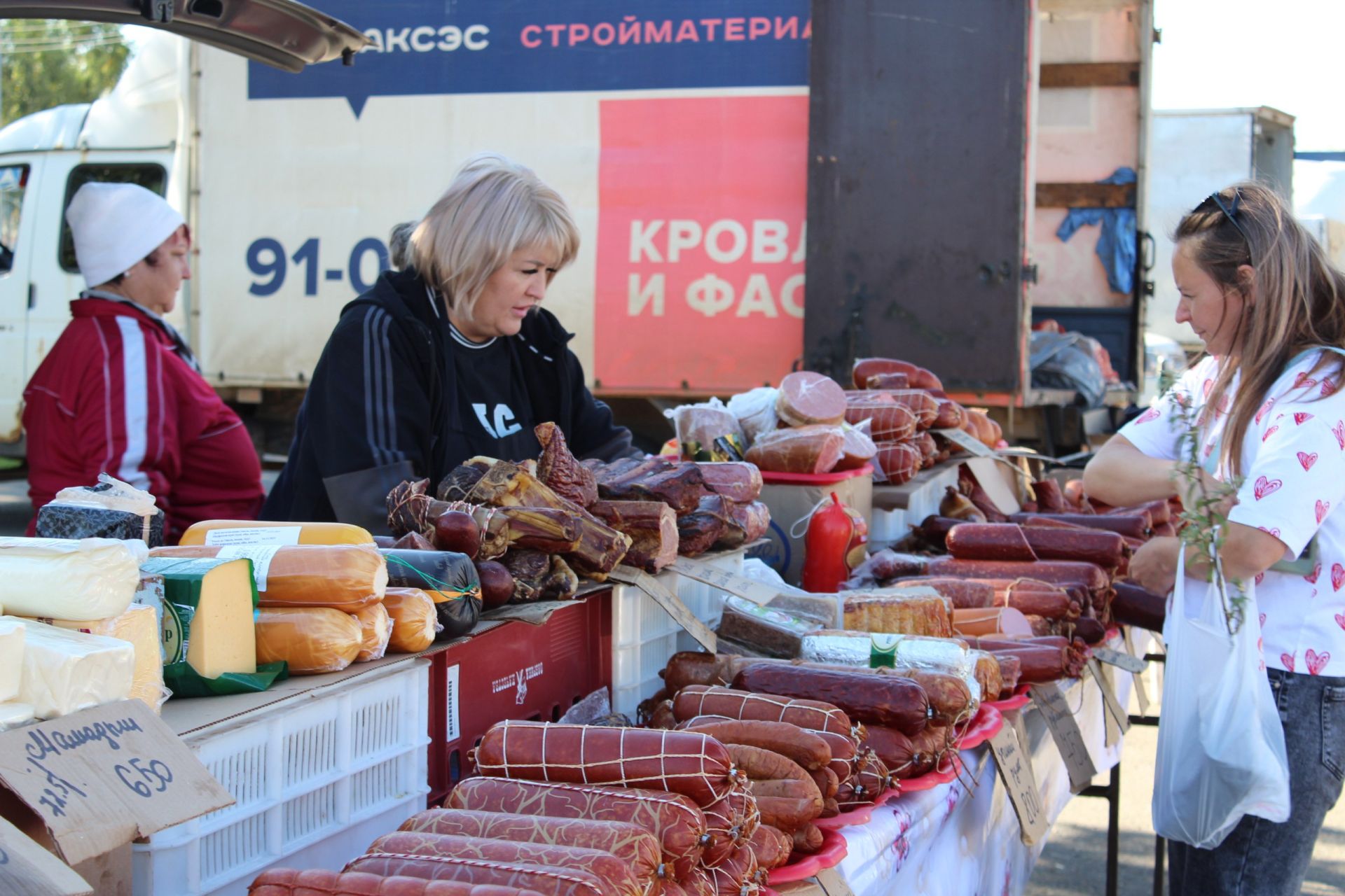 Мясо от 500 рублей, яблоки по 100: в Елабуге открылась сельхозярмарка