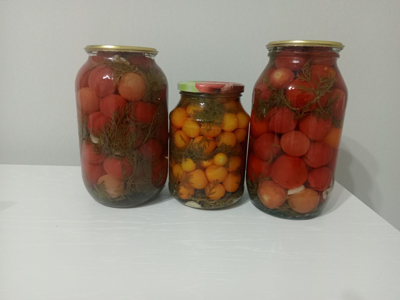 Помидоры с морковной ботвой: рецепт с кисло-сладким вкусом на зиму