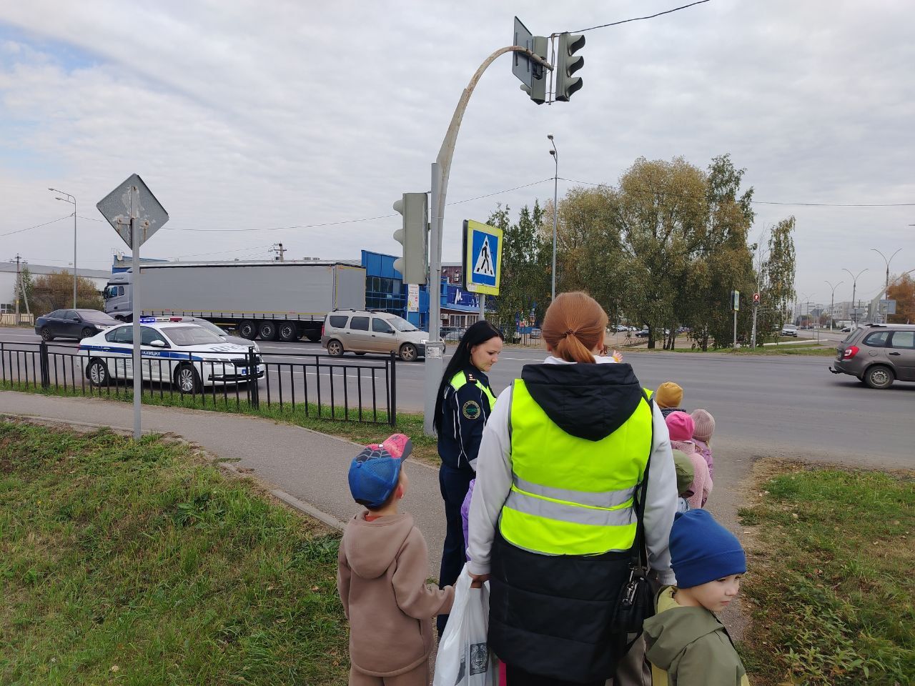 Госавтоинспекторы Елабуги научили дошкольников правильно переходить дорогу