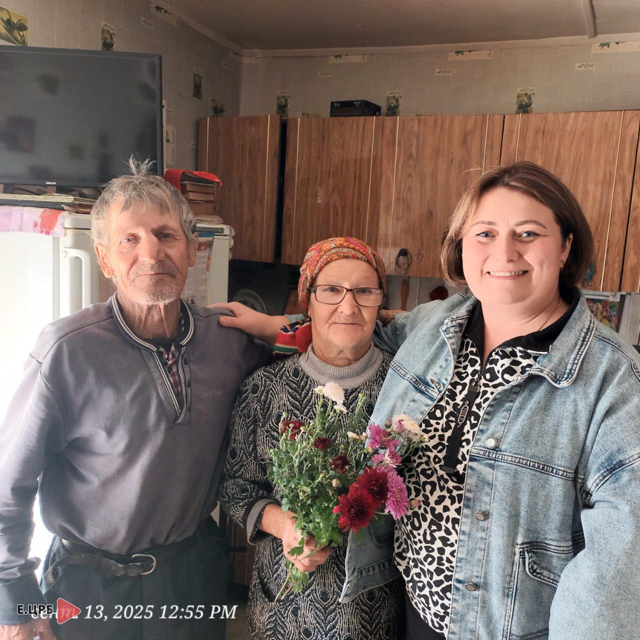 Цветы и пироги от души: заведующая ФАП в Елабужском районе поздравила пенсионеров с праздником