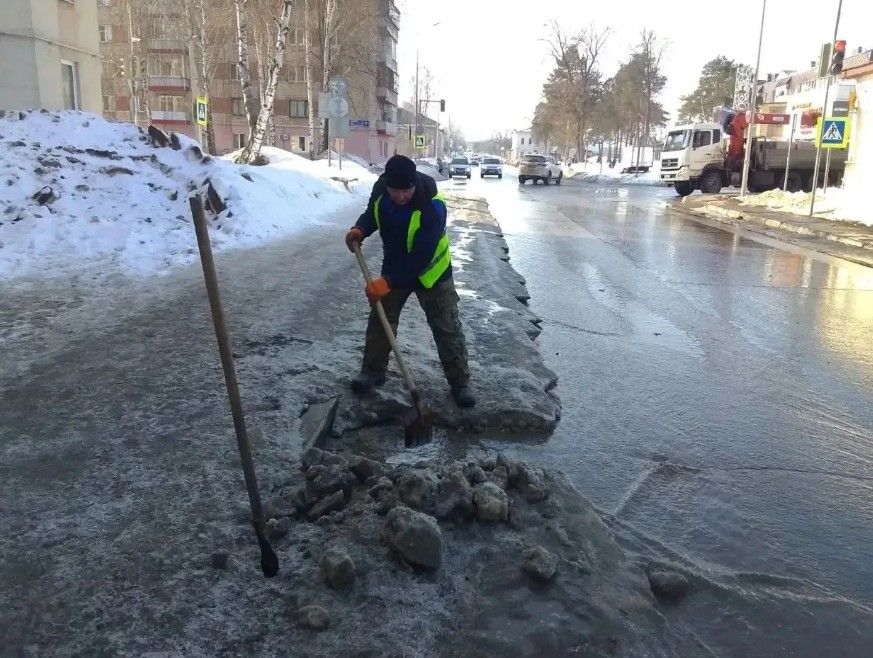В Елабуге коммунальщики прочищают ливневки и дренажные канавы