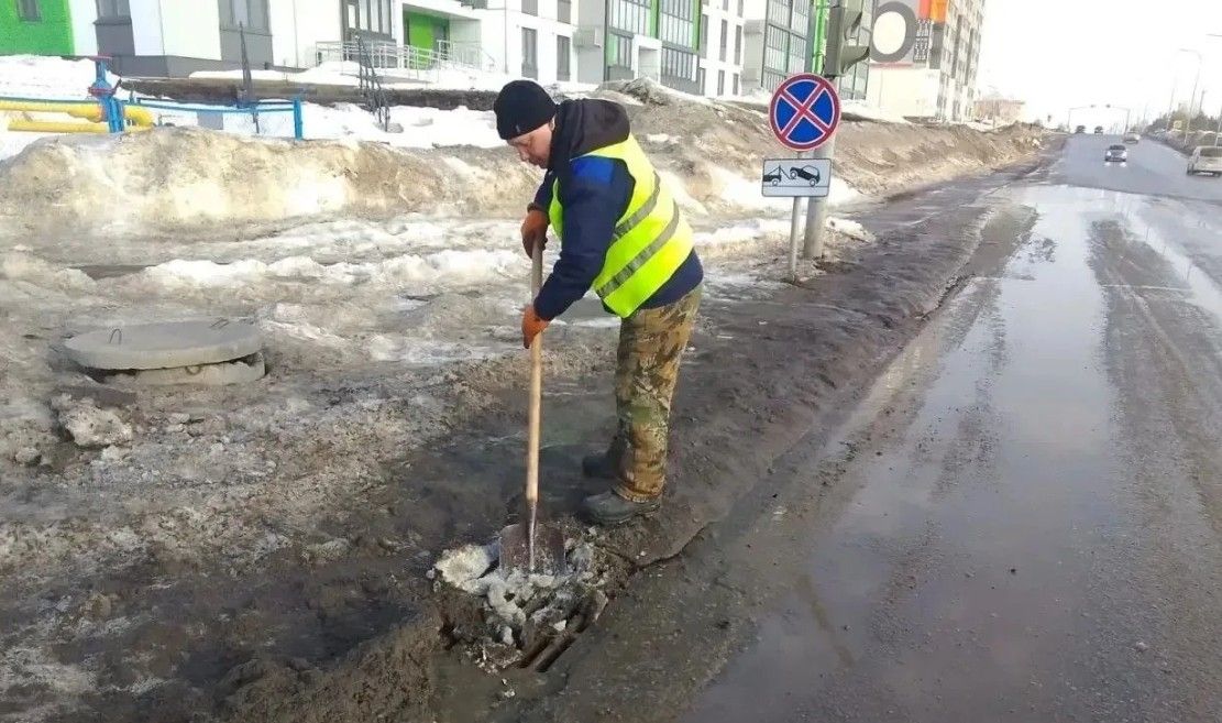 В Елабуге коммунальщики прочищают ливневки и дренажные канавы