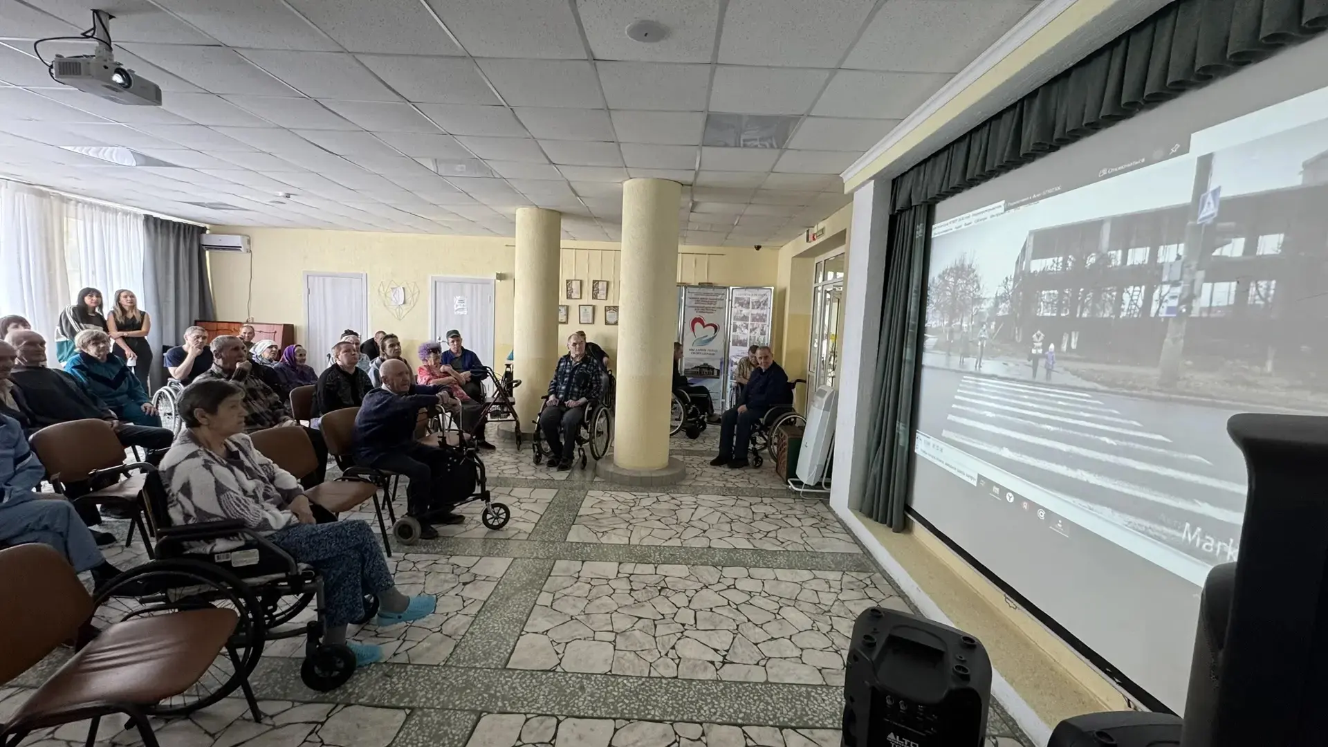 В Елабужском доме-интернате пожилым людям напомнили о безопасности на дорогах