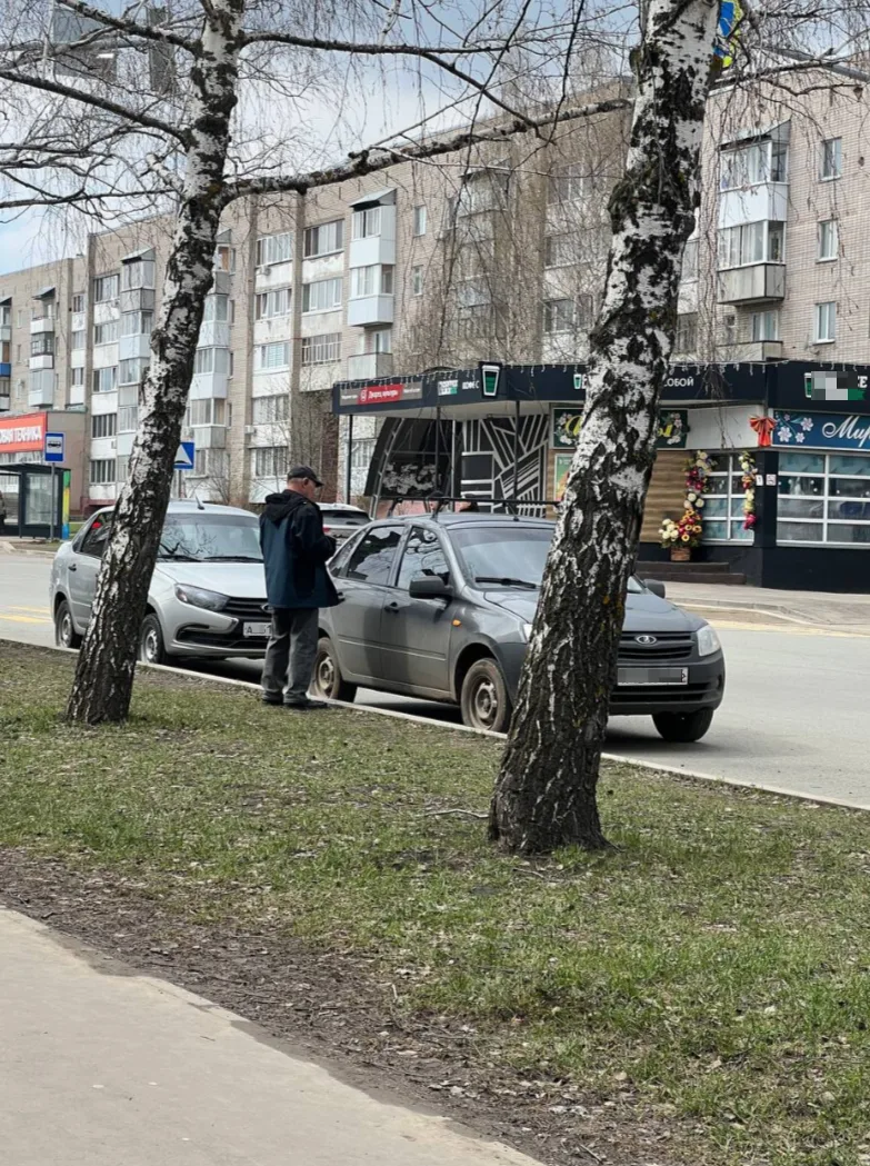 Прогулка ценой в две тысячи: в Елабуге любителям ходить по газонам грозят штрафы