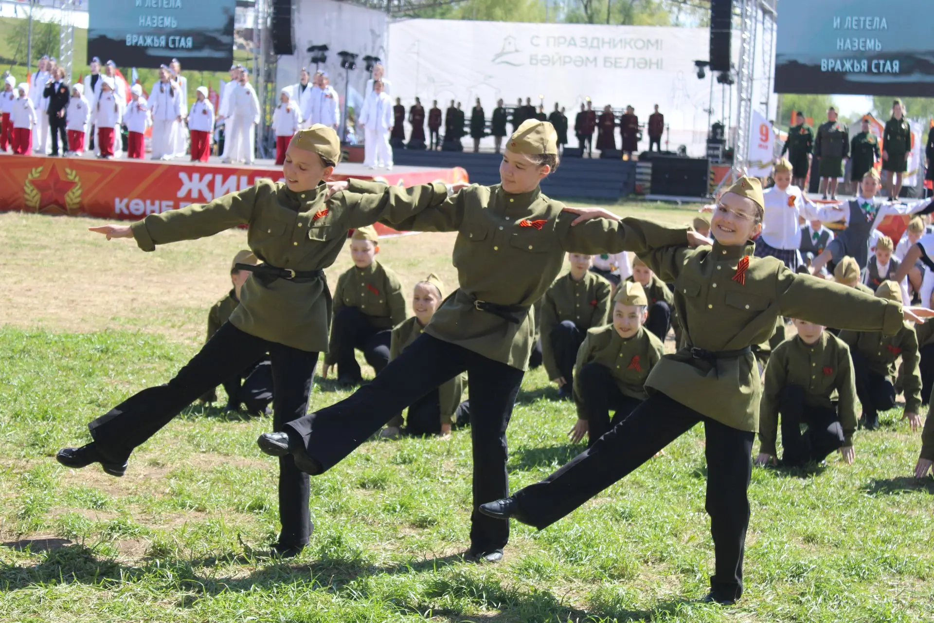 Как воевали, любили и победили: на стадионе Елабуги показали масштабное представление ко Дню Победы