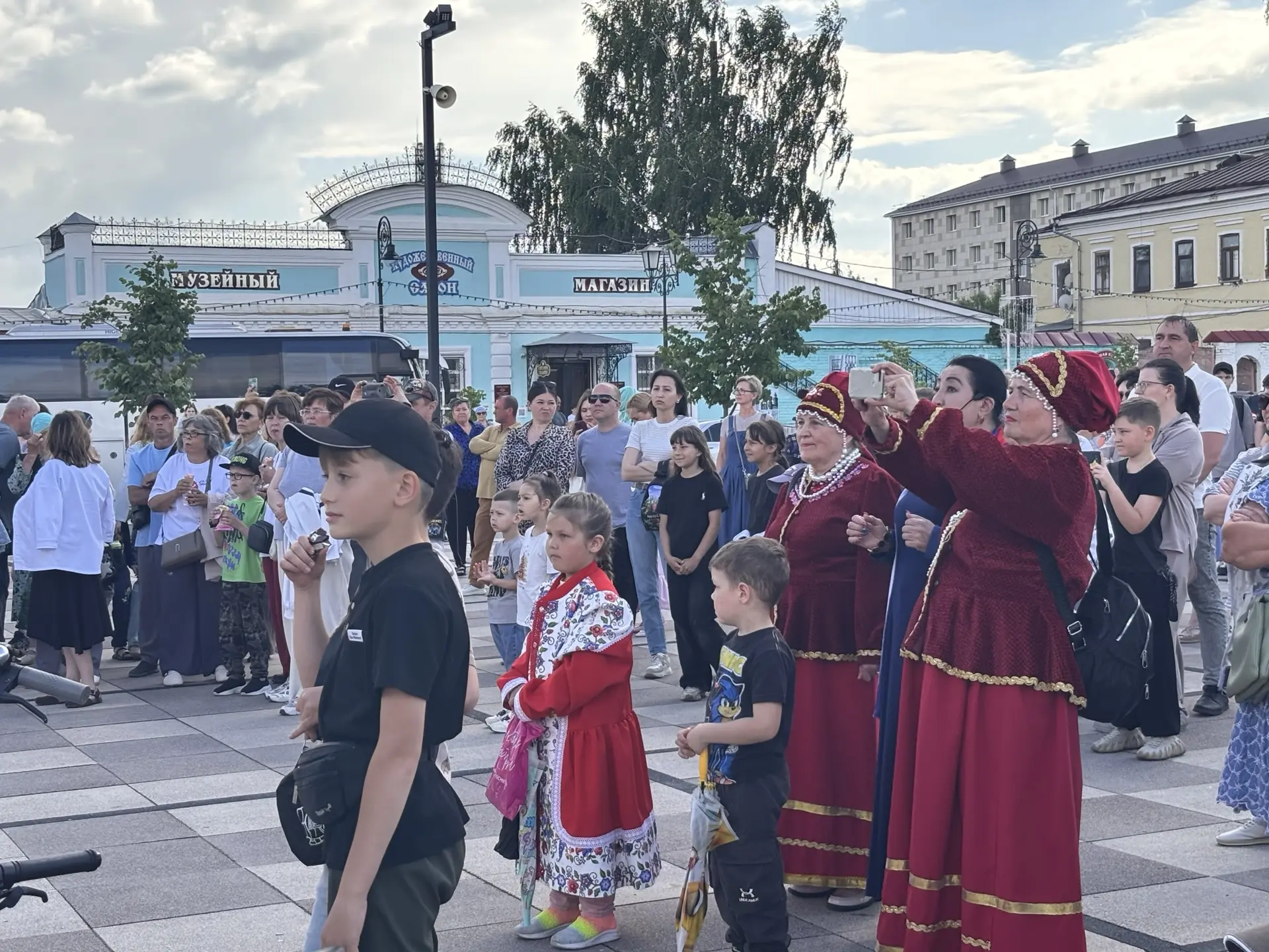 В Елабуге отметили День России праздничным концертом и выставкой ретроавтомобилей