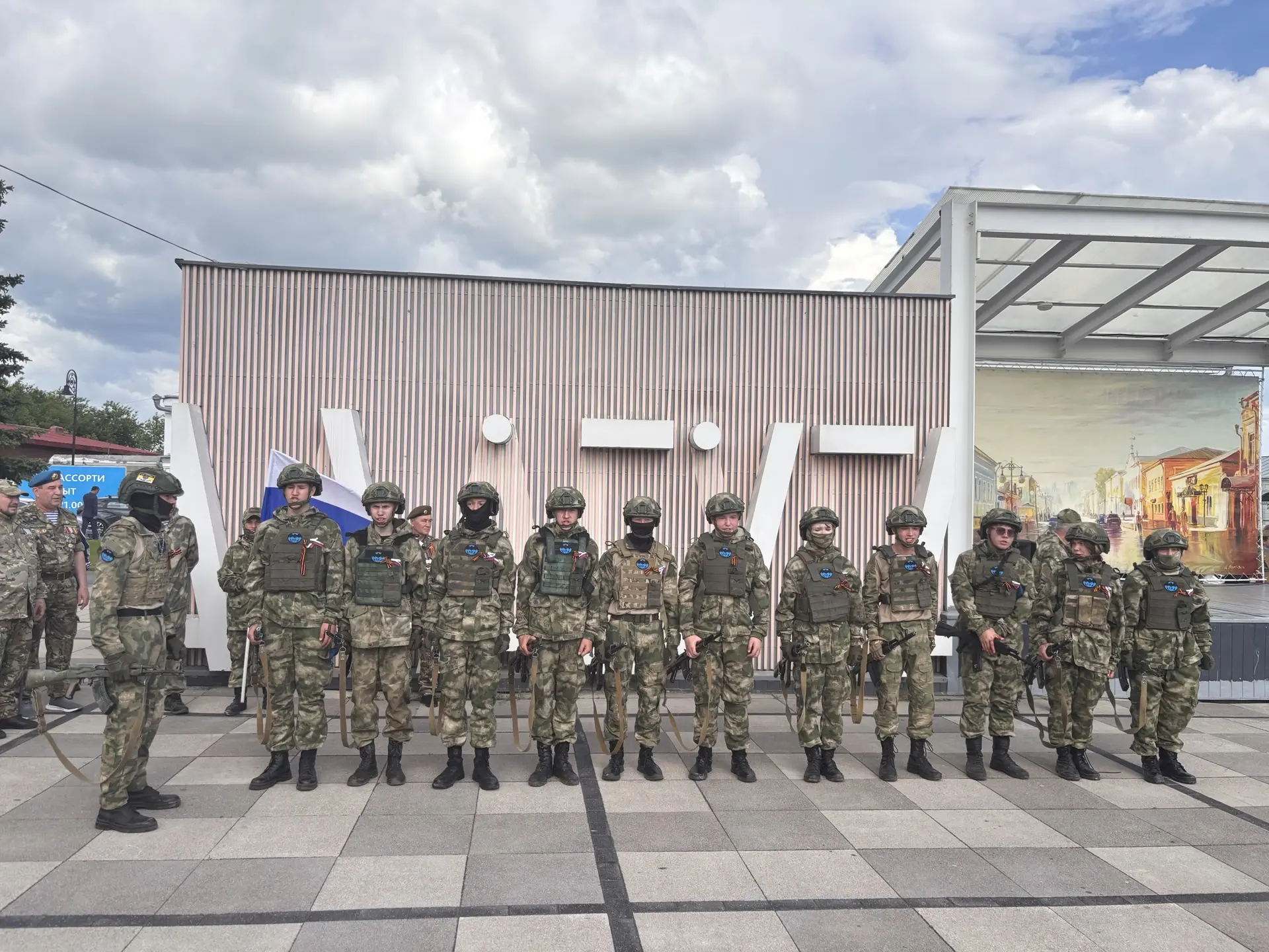 В Елабуге отметили День России праздничным концертом и выставкой ретроавтомобилей