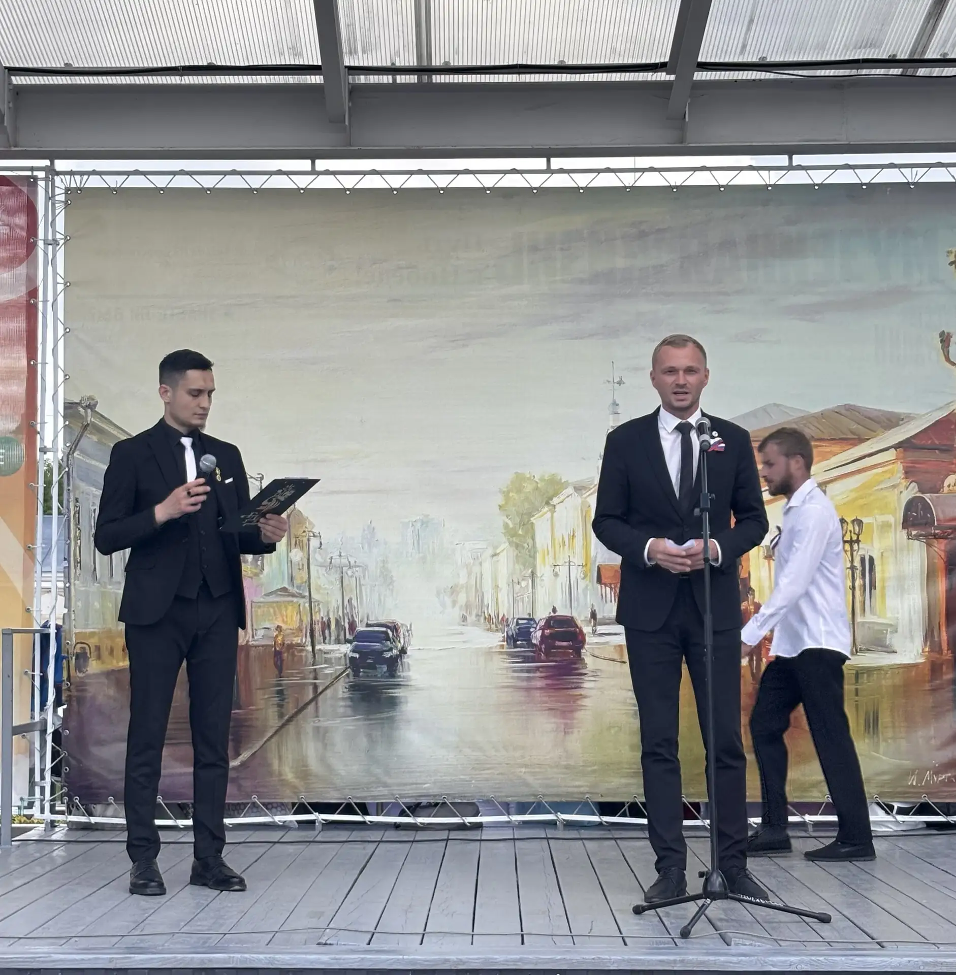 В Елабуге отметили День России праздничным концертом и выставкой ретроавтомобилей