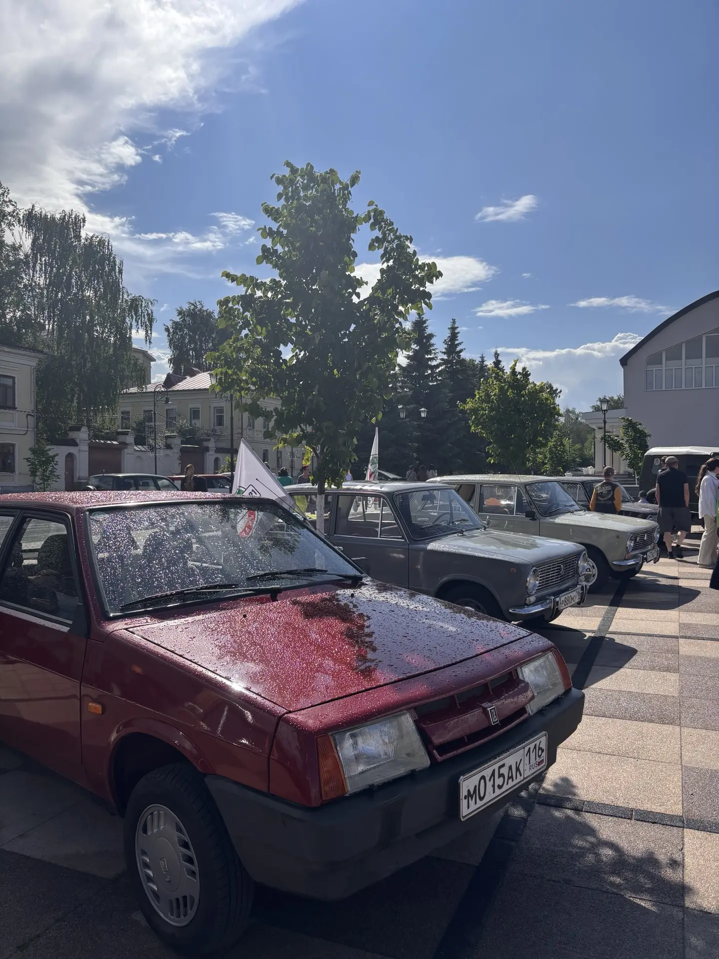 В Елабуге отметили День России праздничным концертом и выставкой ретроавтомобилей