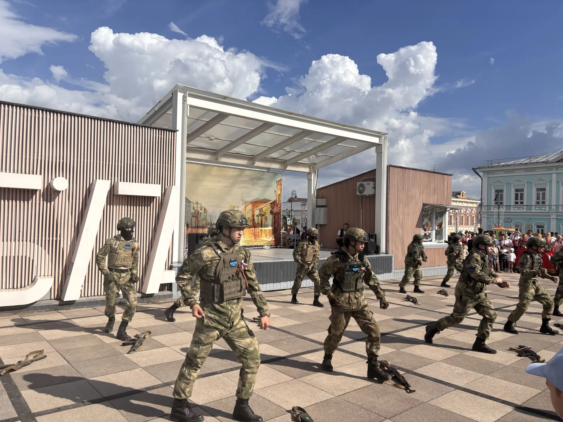 В Елабуге отметили День России праздничным концертом и выставкой ретроавтомобилей