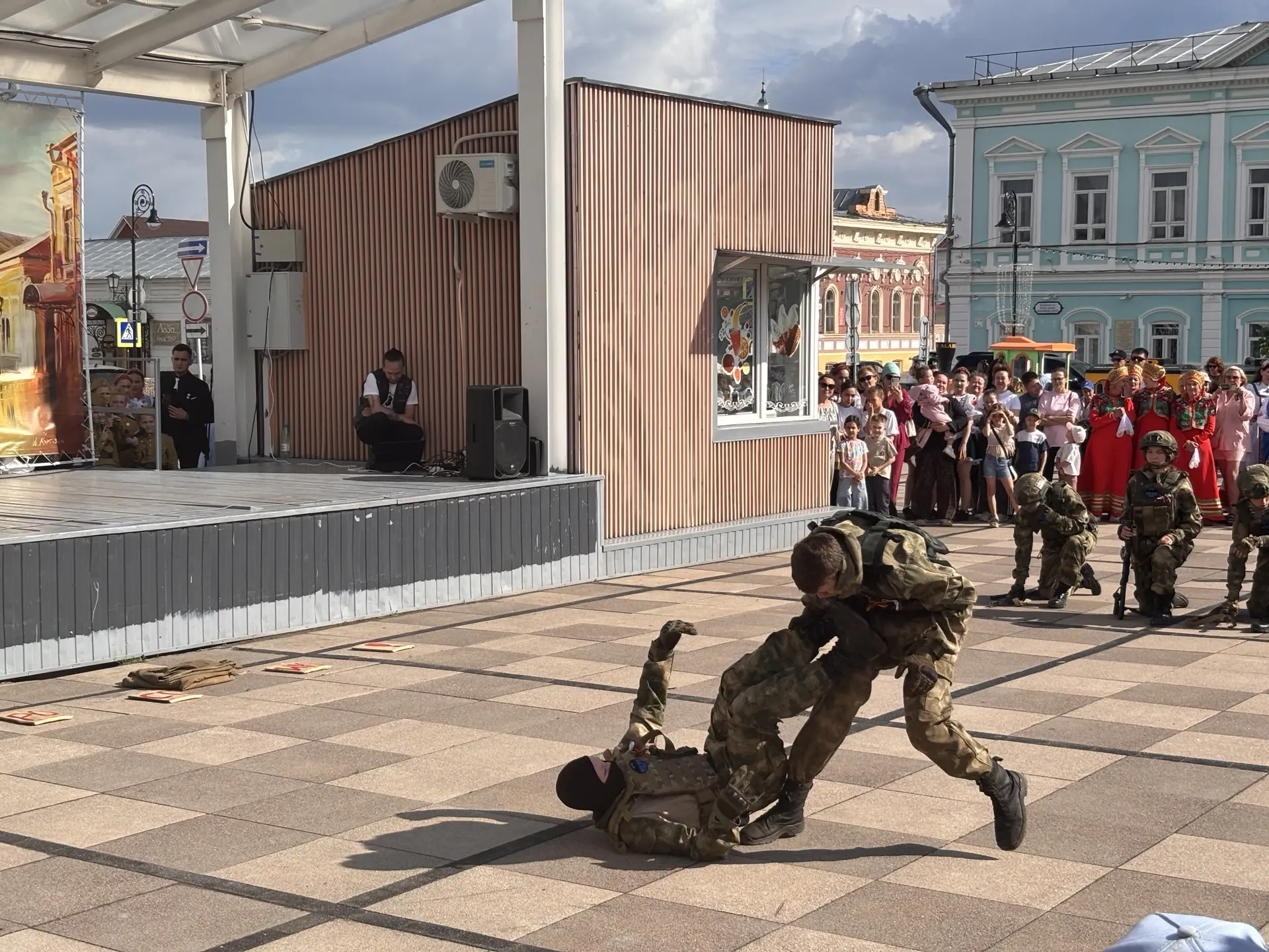 В Елабуге отметили День России праздничным концертом и выставкой ретроавтомобилей