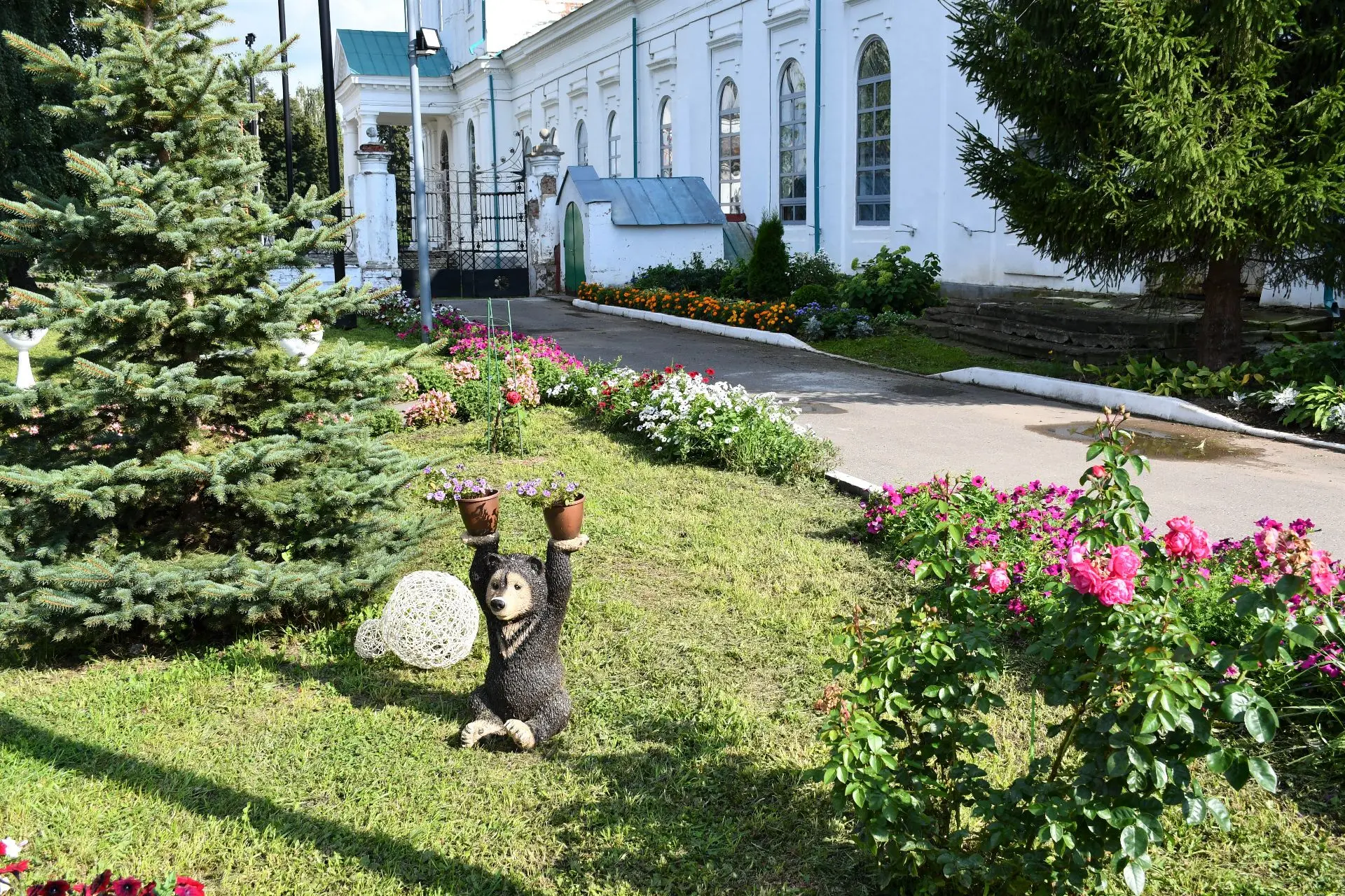 Прихожане Спасского собора в Елабуге создают цветники и развивают сад