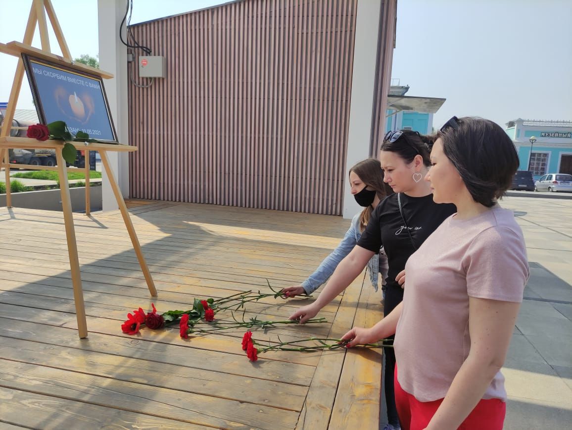 В Елабуге установили временный мемориал памяти погибшим в трагедии в школе № 175 Казани
