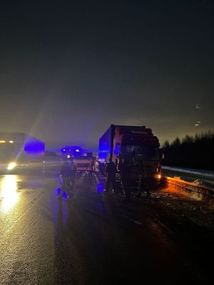 В Елабужском районе Камаз столкнулся с двумя большегрузами