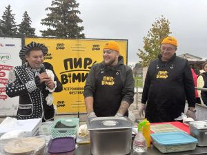 На фестивале «Пир в мир» в Елабуге приготовили роллы