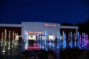 У Дворца культуры установили скамейки и урны