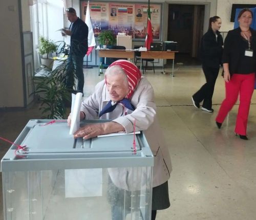 100-летняя и 94-летний елабужане лично пришли на избирательные участки