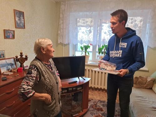 В Елабуге молодогвардейцы поздравили ветерана Великой Отечественной войны