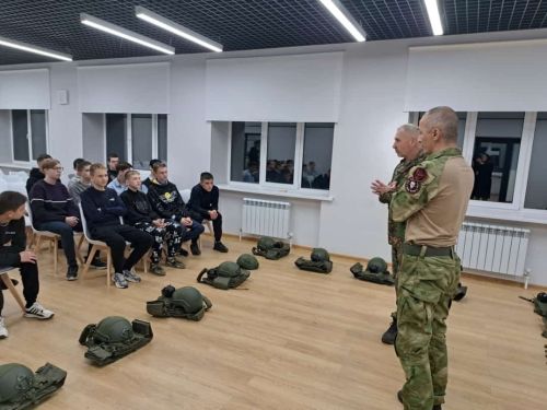Елабужские ребята знакомятся с основами военной подготовки