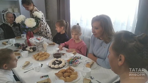 «Счастье – быть мамой»: В Казани поздравили семью с 10-ю детьми с наступающим Днем матери