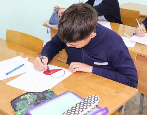В елабужских школах проходят классные часы, в рамках которых дети пишут трогательные письма участникам СВО