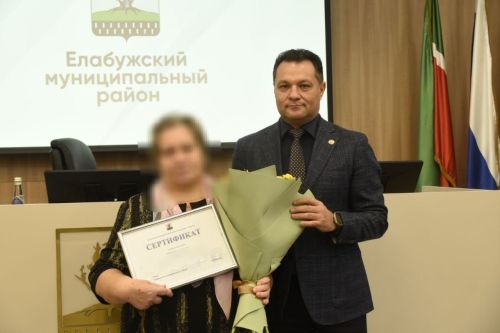 Елабужанам вручили жилищные сертификаты на квартиры