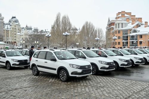 Раис РТ вручил Дворцу культуры Елабуги новый автомобиль