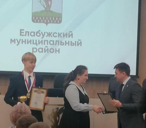 Елабужанам вручили заслуженные награды