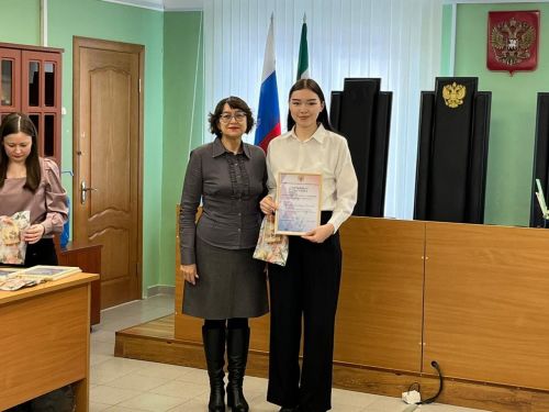 Елабужских школьников наградили в городском суде