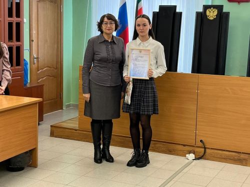 Елабужских школьников наградили в городском суде
