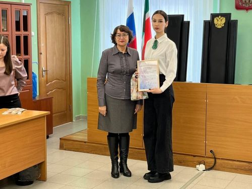 Елабужских школьников наградили в городском суде