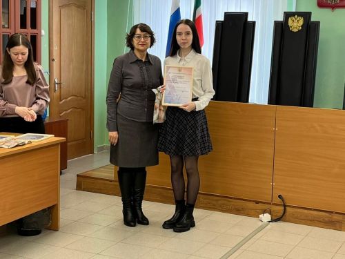 Елабужских школьников наградили в городском суде