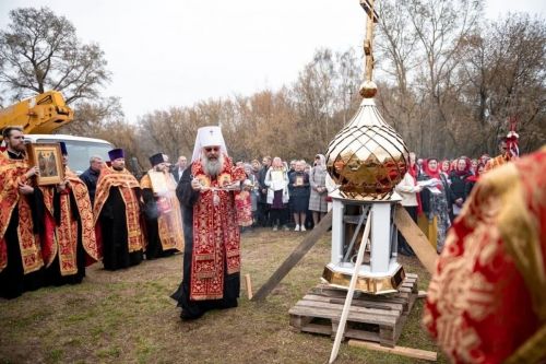 В Елабуге освятили и установили купол на Троицком кладбище