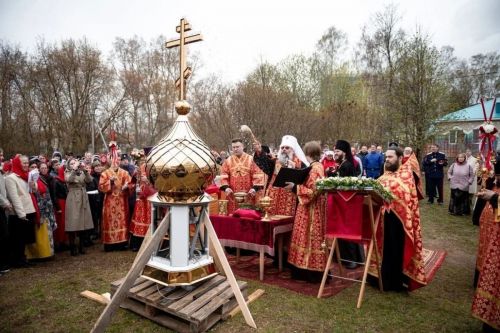 В Елабуге освятили и установили купол на Троицком кладбище