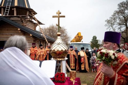 В Елабуге освятили и установили купол на Троицком кладбище