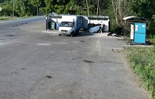 В Елабуге предприниматели незаконно выбрасывают мусор на контейнерную площадку возле «РайПо»