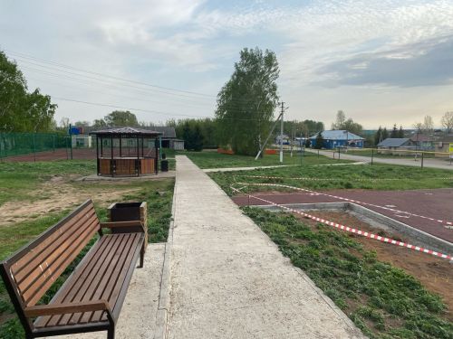 В Большом Шурняке устанавливают спортивную площадку с тренажерами