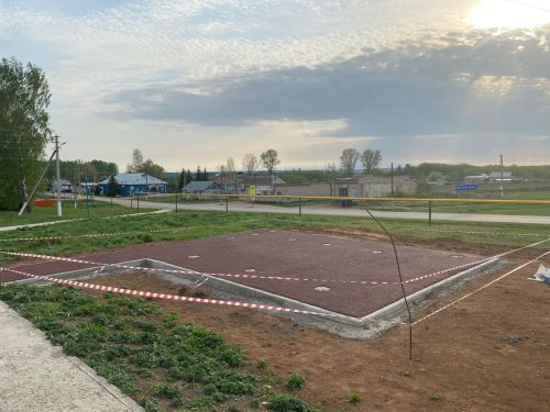 В Большом Шурняке устанавливают спортивную площадку с тренажерами