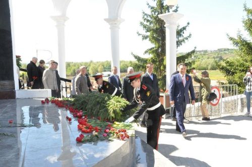 В Елабуге возложили цветы к Вечному огню и Бюстам героев