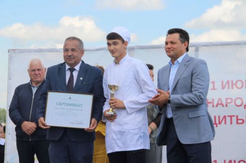 В Елабуге на Дне защиты детей наградили победителей «Веселых стартов»