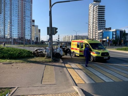 В Челнах водитель на высокой скорости влетел в столб и погиб