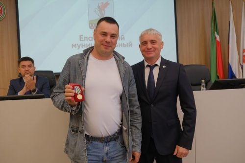 Елабужанина наградили медалью МЧС России за спасение человека